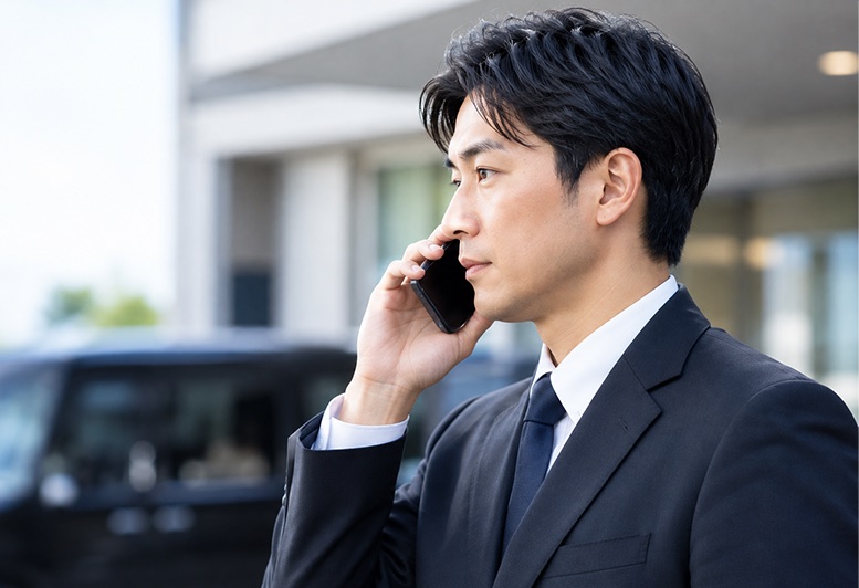ご逝去のご連絡をお電話で受け、寝台車でお迎えに向かうスタッフ