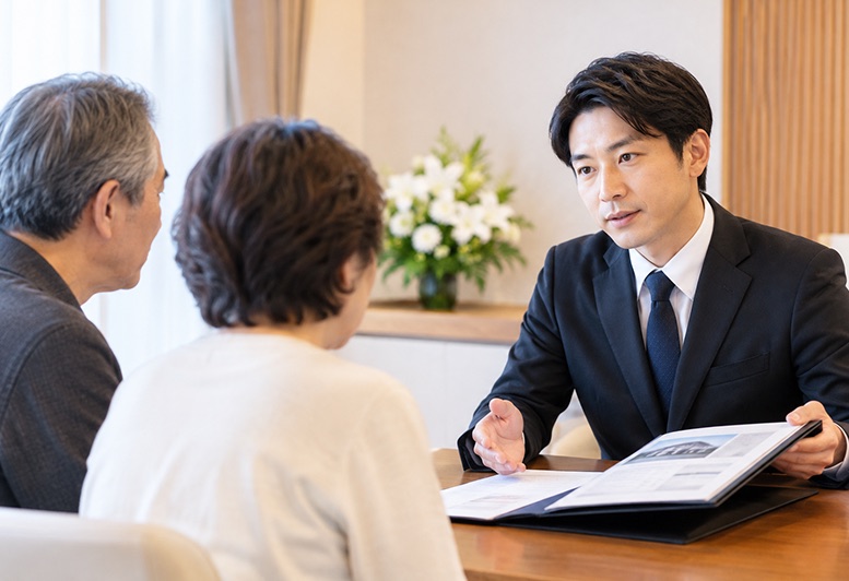 ご安置後にプランや日程をご遺族と打ち合わせする様子